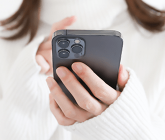 スマートフォンを持つ手