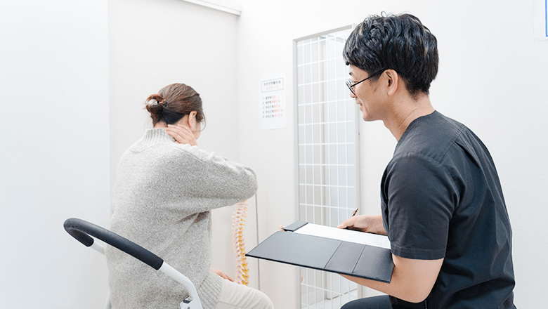 肩を抑える人